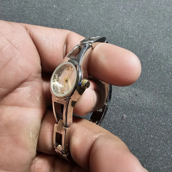 Ladies fashion watch silver tone case and bracelet round face working shows sign - Picture 7 of 9